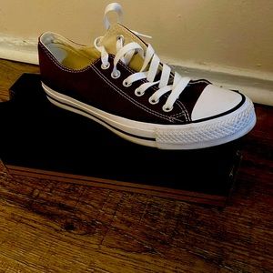 Converse maroon women’s 8 men’s 6